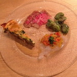 カルテット - おまかせ前菜盛り合わせ「自家製国産和牛の生ハム・キノコとパンチェッタのフリッタータ・ソラマメ・マコガレイのカルパッチョ」２０１４年２月