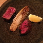 カルテット - 本日の赤身肉「ランプ」・和牛ハラミを盛り合わせにしていただきました。付け合せはチコリのソテー。