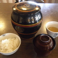 韻松亭 - 茶つぼ三段弁当；運ばれて来たところ