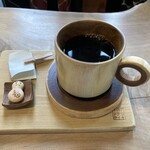 Cafe ぶりきのらいおん - コーヒー。カップが木でかわいい♩ミニクッキー。