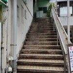 ファミリア - 階段を上がり…