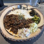 タカブルカリー - 無水チキンカリー（鉄盛）が配膳