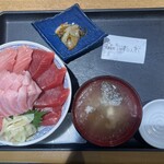 Sakanaya Shokudou Urokojuu - 本鮪丼(中トロ入り)2800円。中トロ入りとは書いたが大トロが入らないとは言ってないんだよなぁ。HAHAHA