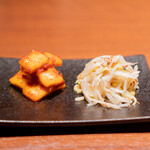 焼肉ホルモンうしごろ - やみつきキムチ  もやしナムル