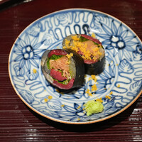 肉屋 田中 - 神戸牛と青森のヒラメの昆布締めに海苔巻き、からすみかけ