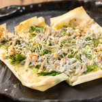 Crispy whitebait and Kujo green onion pizza with sake lees flavour