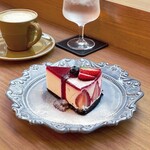 CREA Mfg.CAFE - ハニーカフェラテ、ストロベリーレアチーズケーキ