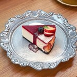 CREA Mfg.CAFE - ストロベリーレアチーズケーキ