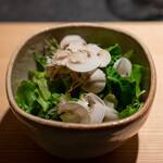 Nihon Yakiniku Hasegawa Bettei - 冷野菜 生マッシュルーム(千葉産)と早採り野菜のサラダ オリーブオイルと塩昆布