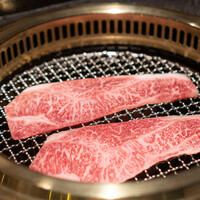 日本焼肉はせ川 別亭 銀座店 - 強肴 兵庫 川岸畜産 36ヶ月肥育 グランロイン 優良賞受賞牛 神戸牛サーロイン 紀州有田産花山椒鍋仕立て