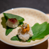 日本焼肉はせ川 別亭 - 先附 梅餅見立て 黒毛和牛贅沢肉寿司 北海道根室 バフン雲丹 ラトビア産フレッシュキャビア 毛蟹、金箔