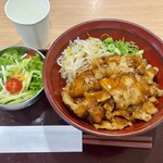 焼肉丼 炙り一番 - ホルモン丼 中、5種の野菜のチョレギサラダ