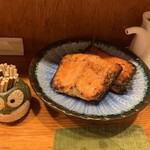 つり舟割烹 三河屋 - 鮭中骨の燻製焼き