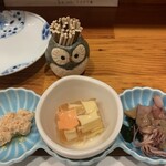つり舟割烹 三河屋 - お通し　たらこの煮付け、肝ゼリー寄せ、ホタルイカの酢味噌