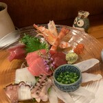 つり舟割烹 三河屋 - 刺し盛（一人前）てっさ、黒むつ、タコ、イカ、カツオ、イワシ、海老、赤身、トロ