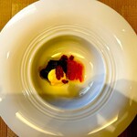 エピセ - 見栄えは割とアレですが、八朔の自家製コンフィチュール、クランベリー、 カスタードクリームでいただくガトーショコラ。 どれも、そしてすべてが相性バツグンなのは食べる前からわかります。