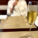 エピセ - ペアリング1杯目は、CAVA。 喉乾いてたし、これから始まる料理にワクワクします。 これがレストランですね。