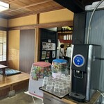 溜 - 迷路のように、奥に奥に沢山テーブルと座席が有ります。