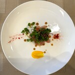 エピセ - 前菜。 キンメのカルパッチョです。 パプリカパウダーやマスタードソースのコントラストが美しく、 フランス料理らしいですね。