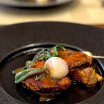 エピセ - 豚肉をロティする前に、煮込んでるんです。 これが、メリット、デメリット両方を生み出してて、どうしたものか・・ グレービーソースはとっても美味。 このソースが、ものすごく美味しい蕪とラディッシュを引き立てました。 活き活きとした野菜だけが持つ健康的な食感と旨味。 野菜が生き物であることを思い起こさせる甘み、苦みともに味わいが濃いんです。