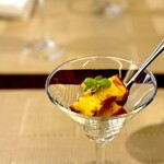 エピセ - アミューズ。 玉ねぎとベーコンを練り込んだ甘くないパウンドケーキ。 というか、ケークレサですかね。 しっとりとした食感。 塩もしっかり効いてて食欲が高まります。 プレゼンテーションとしては、どうなのかな？