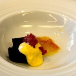 エピセ - どれも少しづつスプーンにすくっていただくとですね、あー、このデセール、 旨〜！　 ビターの効いた甘みと苦味、いくつもの酸味も渋み、そして甘み。 オトナが大好きな、オトナの酒のためのデセール。 こういう楽しみができるのもフランス料理だよなー。 となって、酒酒！ 結局この1皿でマッカランを２杯いただいたほど素晴らしいデセールでした。