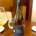 エピセ - ペアリングに含まれない、旨いカンパチのせいで急遽追加した南フランス のシャルドネ。 モンラッシェやムルソーほどではないけれど、ナッツやバターの香り。 カンパチのポアレと濃いソースを一層リッチに感じさせます。