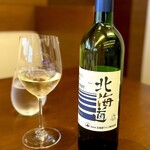 エピセ - ペアリング2種目は北海道のケルナー。 マスカットの種や茎のようなニュアンス。 若々しい香りがキンメのカルパッチョにぴったりです。