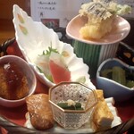 Hatsuyoshi - かごの中には天ぷら、刺身、ヒレカツ、サクラマスの幽庵焼き、わらび、玉子焼、青菜漬けんちん、そして揚げ出し豆腐‥