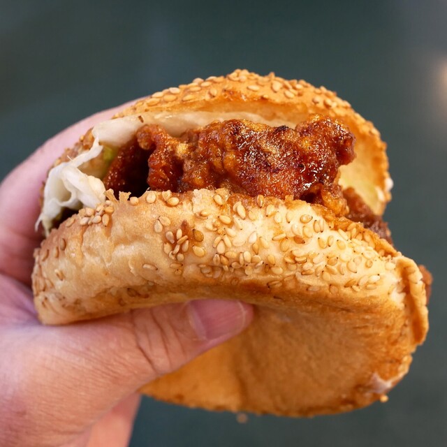 観光客も地元民もいるお店 : ラッキーピエロ ベイエリア本店の写真