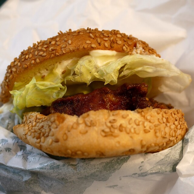 観光客も地元民もいるお店 : ラッキーピエロ ベイエリア本店の写真