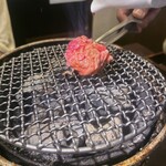 焼肉バズーカF - 炙るユッケ　先に店員さんが炙ってくれる
