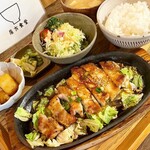 居方食堂 - トンテキ定食 1400円
            （ご飯、味噌汁、小鉢、ミニサラダ、香の物）