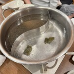 北海道しゃぶしゃぶ ポッケ - 昆布出汁と胡椒醤油の2種類