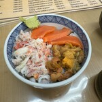 どんぶり屋 - 3色丼（ウニ、カニ、サーモン）