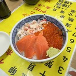 どんぶり屋 - 3色丼（カニ、イクラ、サーモン）