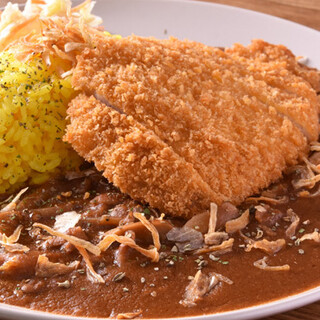 赤ワインや味噌を活かしたオリジナルハヤシライスを存分に味わう