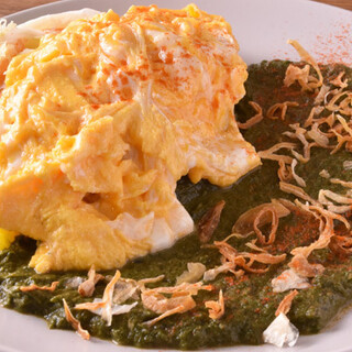 野菜とスパイスで仕上げるサグカレーや食後のプリンもオススメ◎