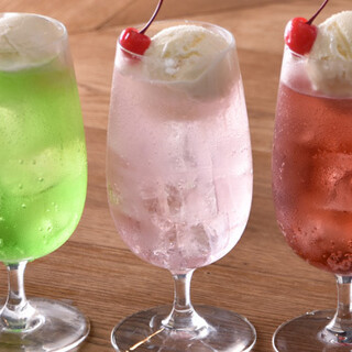 クリームソーダやコーヒー・お酒など多彩なドリンクが楽しめる
