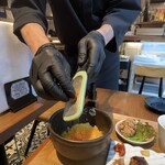 KOBE YAKITORI STAND 野乃鳥 - お好みによりTKGに"タマスミ"を削り落としてくれます。