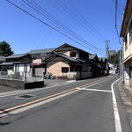 Moriroku - 東側信号からの見た駐車場と店舗