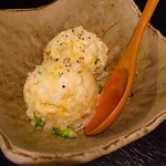 博多水炊きもつ鍋 亀吉 - 自家製ポテトサラダ！