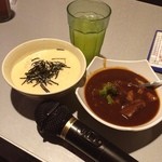 カラオケ&バイキング うえあはうす - カラオケなーぅ♪
ビーフシチューにとろろご飯って組み合わせ（笑）