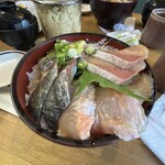 丼 万次郎 - 地魚多め5色丼　大ぶりで分厚い切身