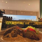 ロングボード・カフェ - 恐竜モチーフのチキン