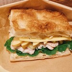 ME ME ME - 鶏胸ハムとりんごチーズのフォカッチャサンド1700円　フォカッチャの焼き具合がパリパリで最高でしたが1700円はびっくりでした。外で価格を見ていなくて...