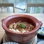 水炊き もつ鍋 博多廊 - ◆鶏まぶしは「みつせ鶏の照り焼きと、2種類のそぼろが盛られています。 メニューを見るとご飯は「土鍋の炊きたてご飯」だそう。