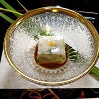 鈴おき - 汲み上げ豆腐をすり下ろし、葛で練り直し、ヨモギを加えた、、、葛蓬豆腐？