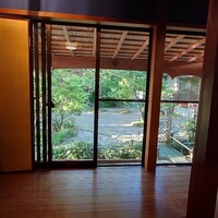 鈴おき - お部屋から庭を望み、食事が始まります。