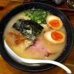 ラー戦場 - 大宮駅西口の大宮そごうにあるラー戦場で鐵釜の豚骨ラーメン味玉入りを食した。